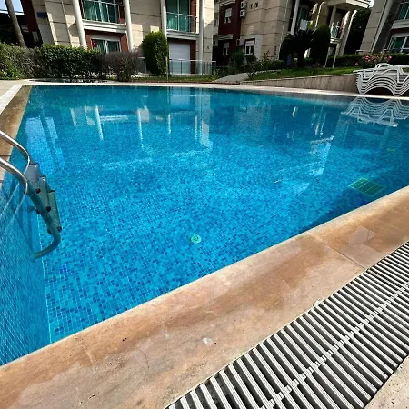 Luxury Pool Near The Beach Apartment